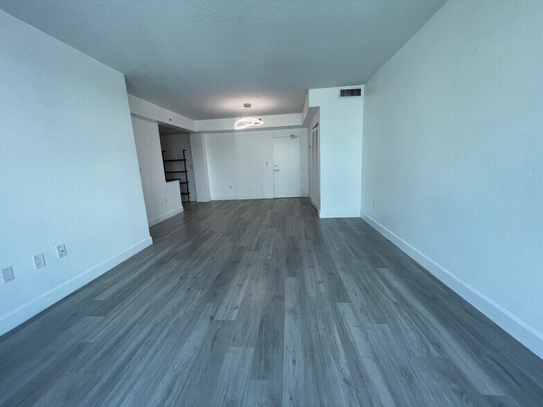 Building Photo - 7501 E Treasure Dr