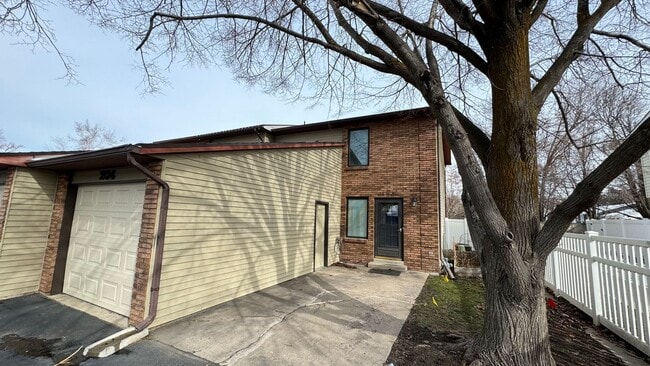 Building Photo - Beautiful town home in Centerville! 3 bedroom 1.5 bathroom