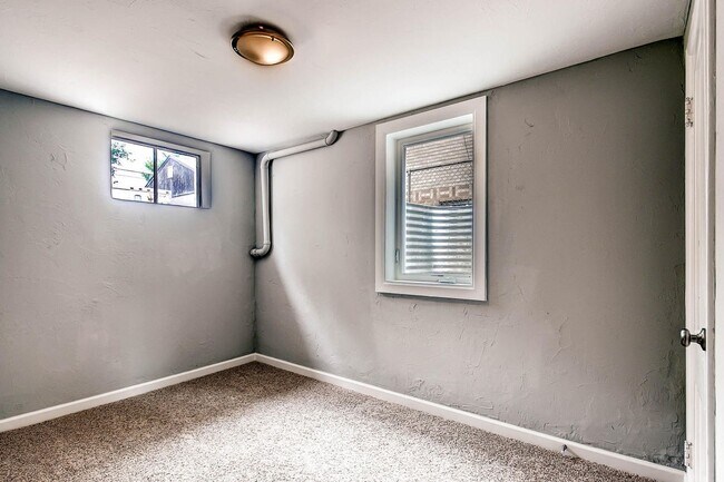 Building Photo - Updated 4-bed, 2-bath home - Blocks from R...