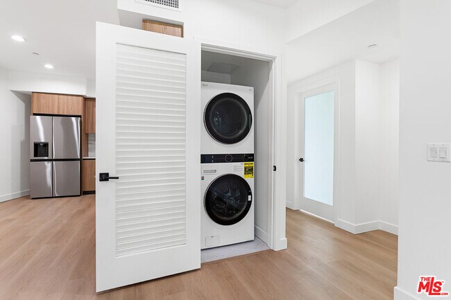 Building Photo - 164 Chestnut St