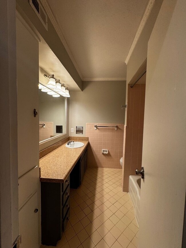 Building Photo - Cozy 2 bedroom 2 bath corner unit