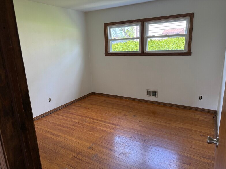 Building Photo - 2552 S 96th St