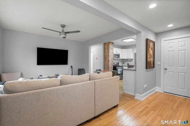 Building Photo - 7 Willowbrook Pl