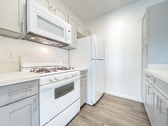Building Photo - Just Refreshed Ewa Beach Condo with A/C