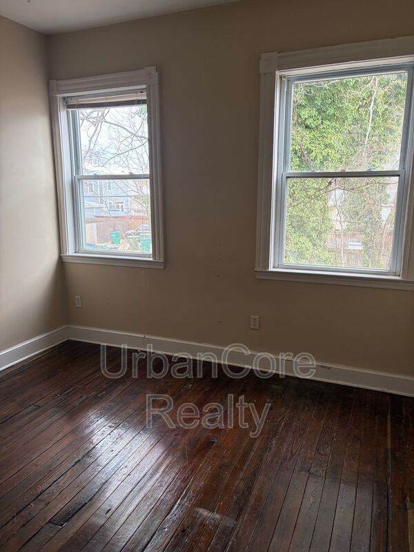 Building Photo - 2410 Cedar St