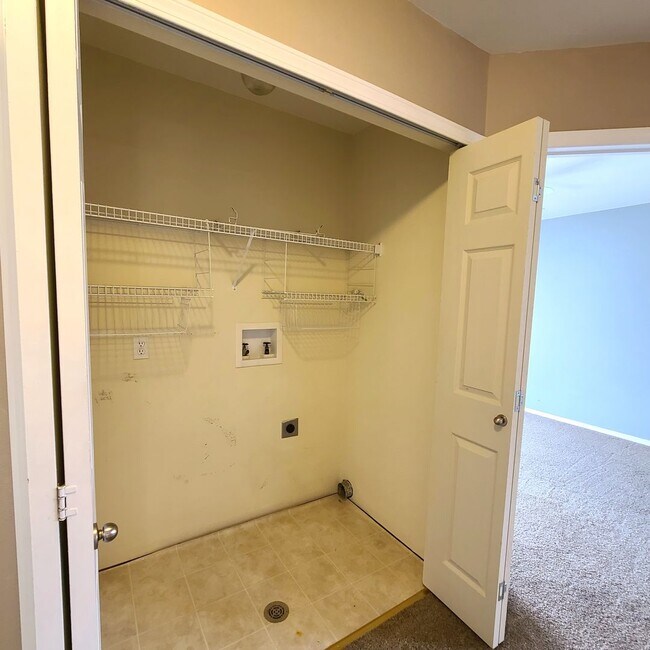 Building Photo - Beautiful home in Briargate Fairfax - D20 - ready to move in NOW!