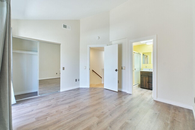 Building Photo - 401 E Vista Chino