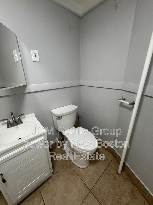 Building Photo - 64 Hollis St