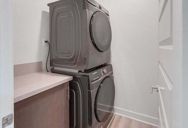 Building Photo - Mira Mesa 3 Bedroom Townhome!