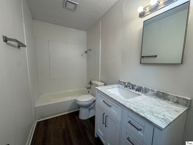 Building Photo - 207 Oaklawn Dr