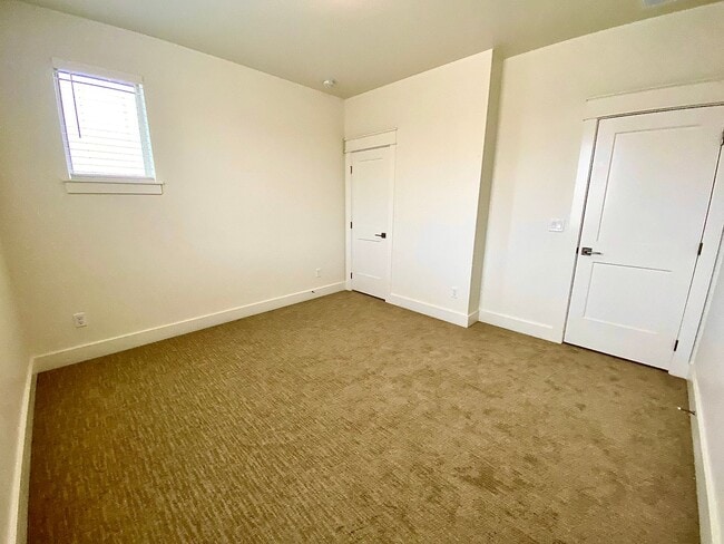 Building Photo - Beautiful Custom 6 Bedroom (2 Primary Bedr...