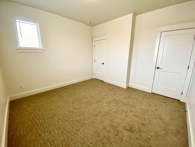 Building Photo - Beautiful Custom 6 Bedroom (2 Primary Bedrooms!) +Office located in NW Meridian