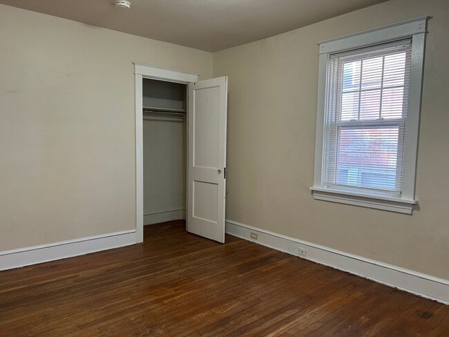 Building Photo - Beautiful 3 Bedroom End of Row Townhome in...