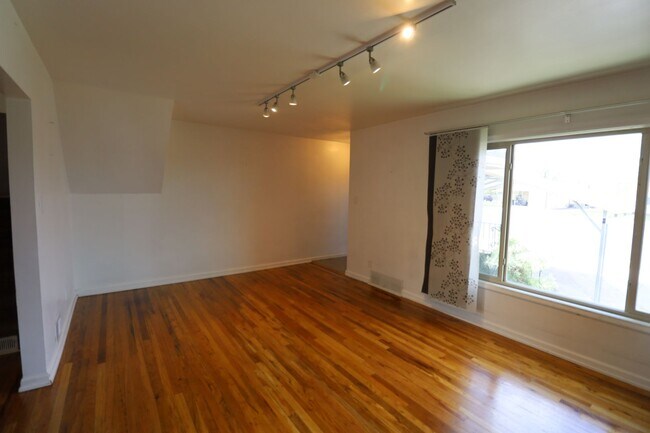 Building Photo - 360 N SF