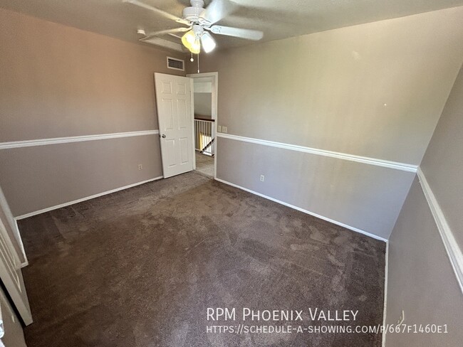 Building Photo - Large 4/ 2.5 Home Warm &  Welcoming & Larg...