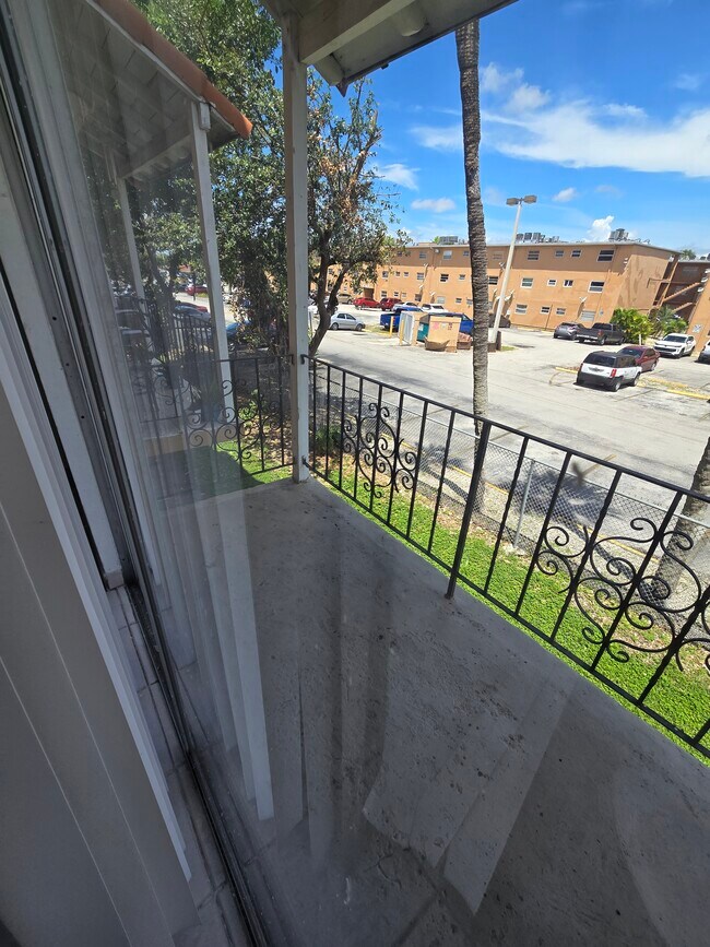 Building Photo - 1305 W 53rd St