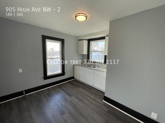 Building Photo - One bedroom one bathroom second level apar...