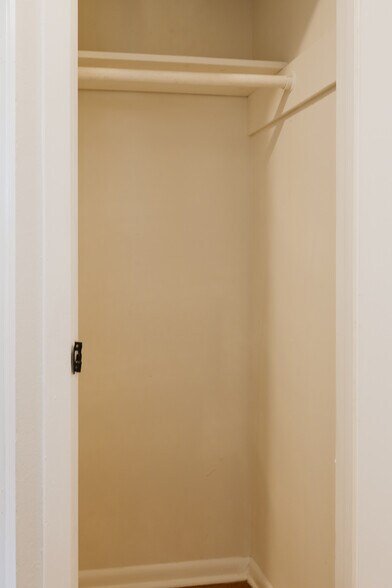 Building Photo - 1402 Fairfield Dr