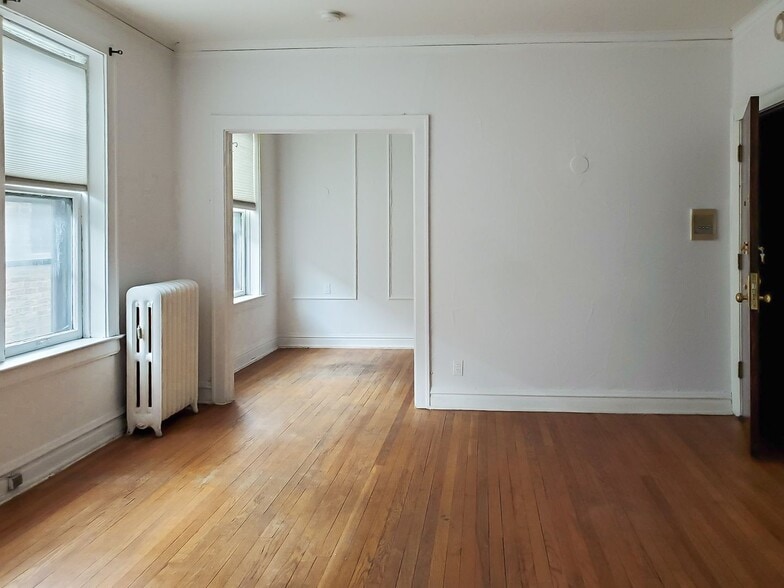 Building Photo - 435 W Surf St