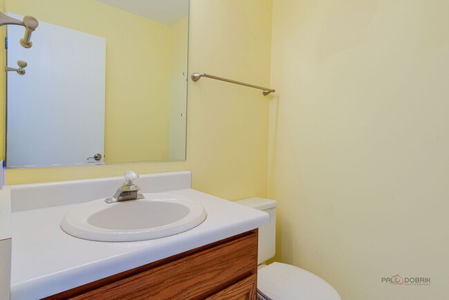 Building Photo - 1432 Hampshire Ct