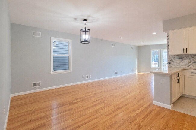 Building Photo - 11-13-13 Wallis Ave