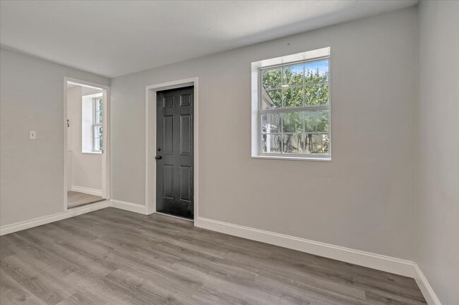 Building Photo - 4604 N Rockwell Ave