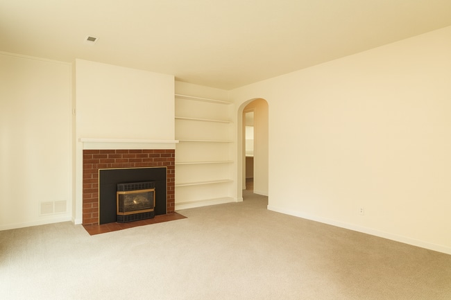 Building Photo - Charming Bend Home with Spacious Bonus Roo...