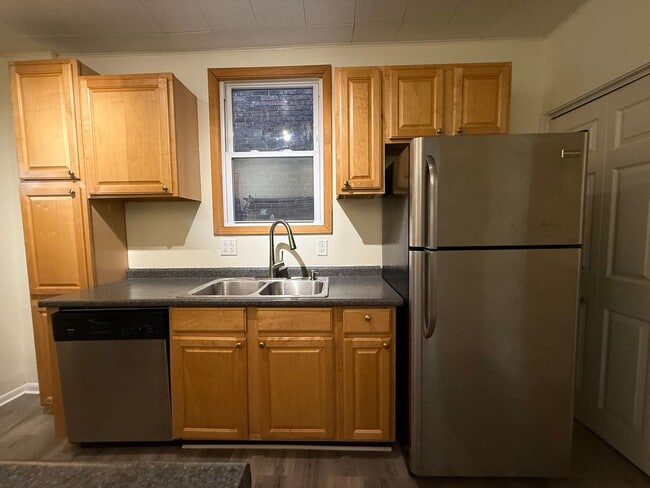Building Photo - Updated 3BR 1 bath house with off street p...