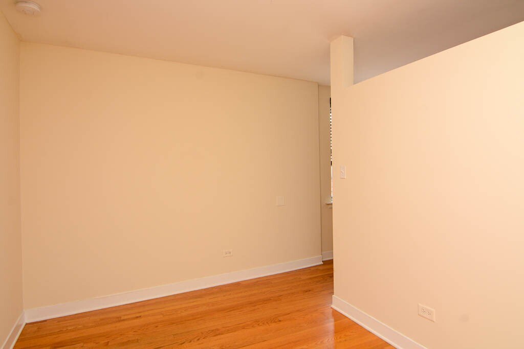 Building Photo - 675 W Wrightwood Ave