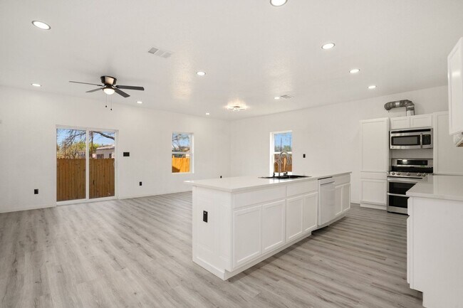 Building Photo - Spacious 3BR House in San Antonio Close to...