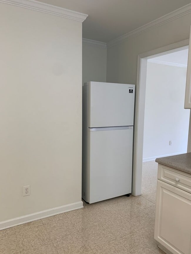 Building Photo - 3 Bedroom 2 Bath House on Victory Gardens Available Now