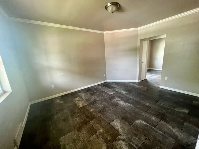 Building Photo - 146 Maplewood Ave