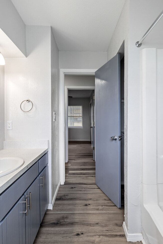 Building Photo - Beautifully Updated 1Bed / 1Bath Apartment Home