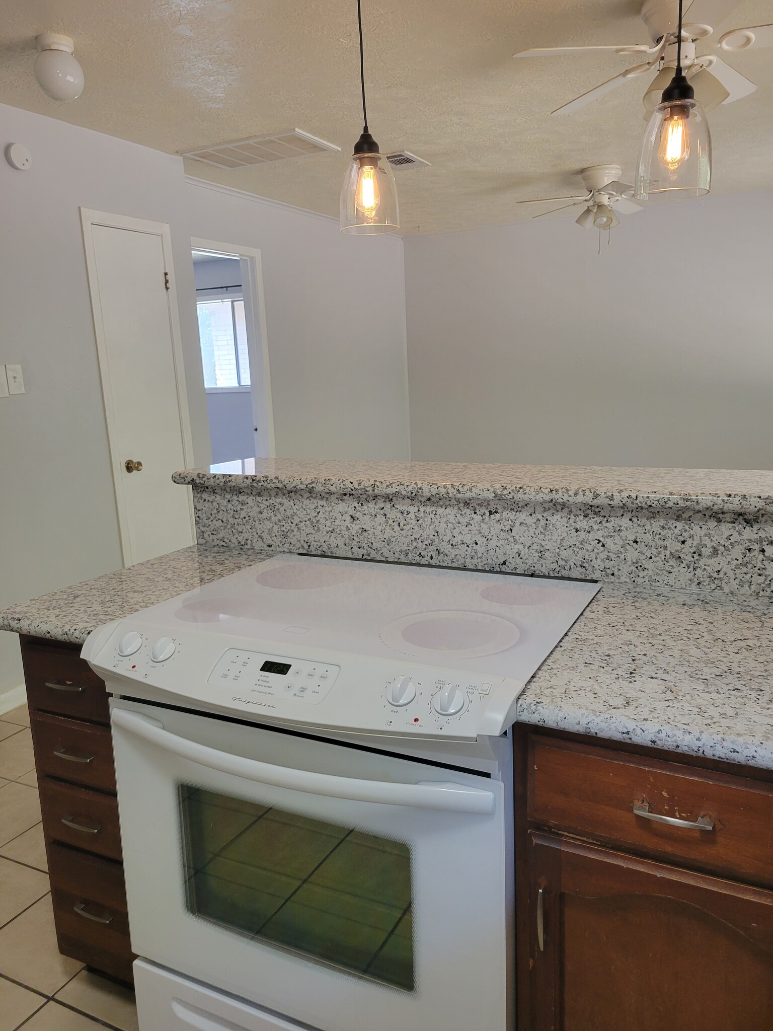 Building Photo - 1907 Pine Tree Dr