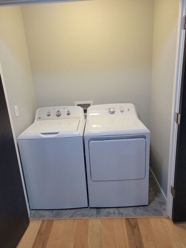Building Photo - Charming SE Bungalow 3 Bed 2 Bathroom with Washer & Dryer