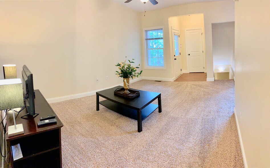 Building Photo - 404 Treyson Ln