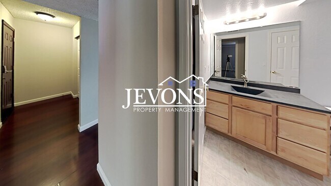 Building Photo - Charming top-floor condo with fully equipp...