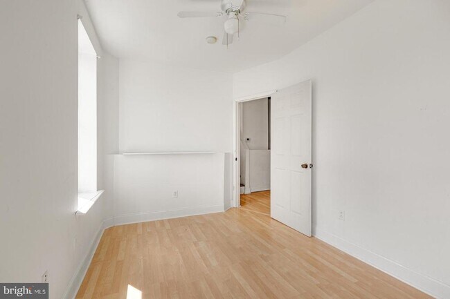 Building Photo - 3001 W Girard Ave