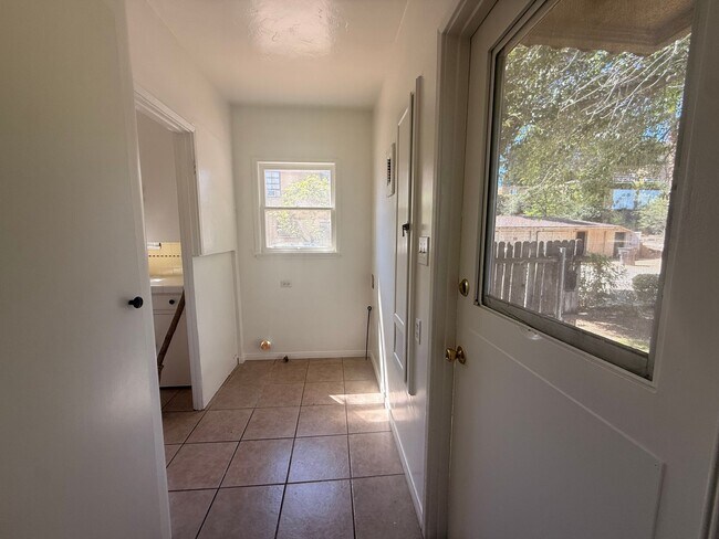 Building Photo - 2 Bedroom 1.75 Bathroom in Riverside