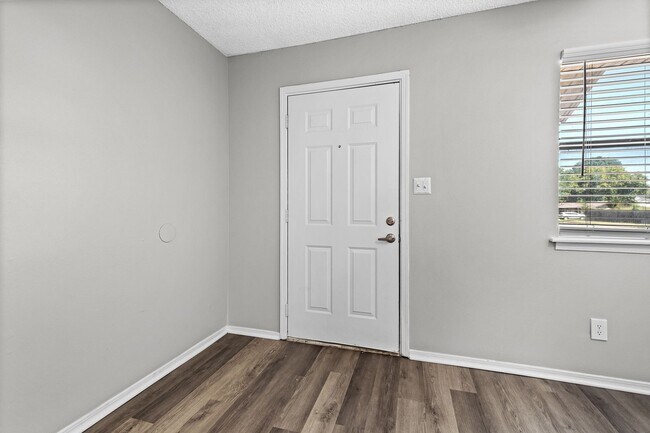 Building Photo - Cozy 2 Bedroom Duplex with Fireplace & Spacious Backyard!
