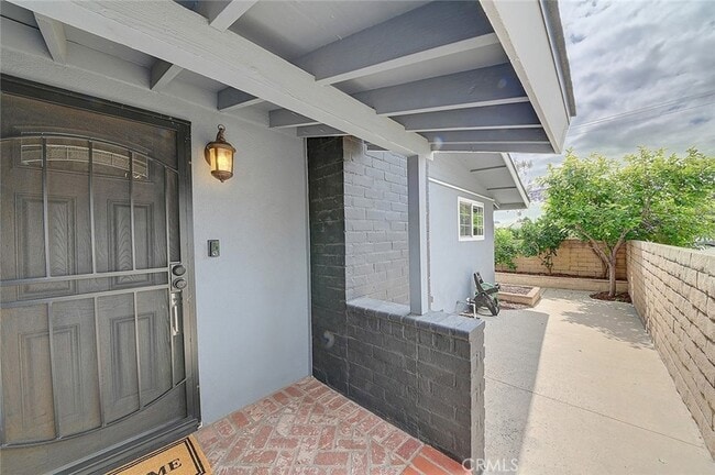 Building Photo - 2044 W Spruce Ave