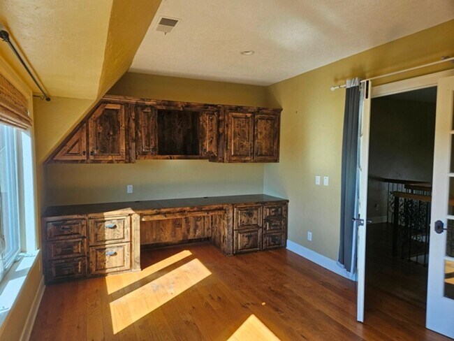 Building Photo - 4Bd/5Ba Multi Story Home - For viewing by ...