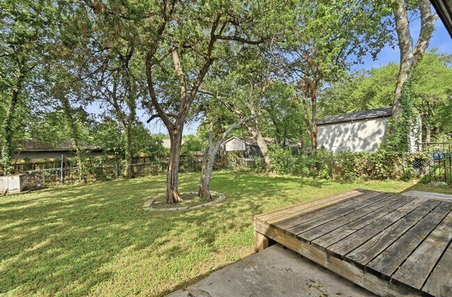 Building Photo - 2313 Lakehurst Dr