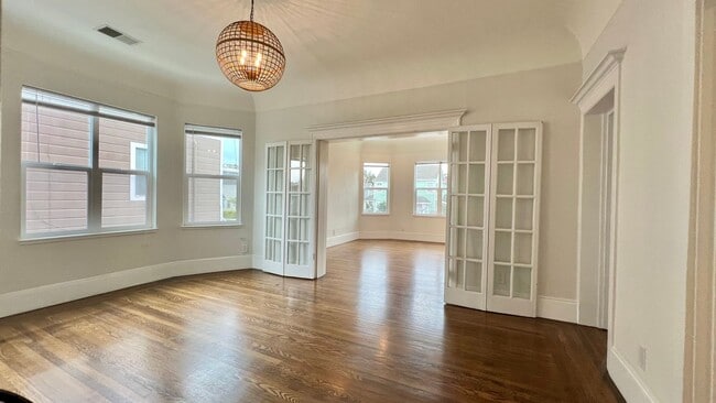 Building Photo - Well-maintained, Charming duplex – 3bd 2ba Upper-Level Unit