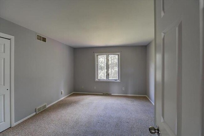 Building Photo - 3909 Patrick Henry Way