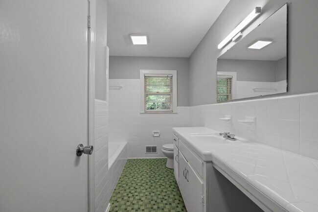 Building Photo - 2405 Jefferson Dr