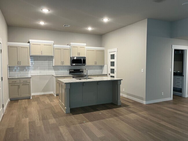 Building Photo - Brand New Duplex!