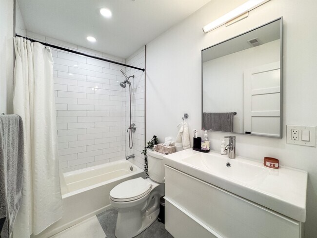 Building Photo - 231 Maverick St