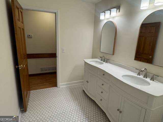 Building Photo - 5677 Bentley Rd