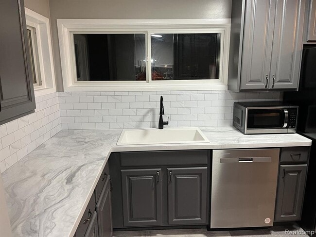 Building Photo - 4445 Oakvista Ave